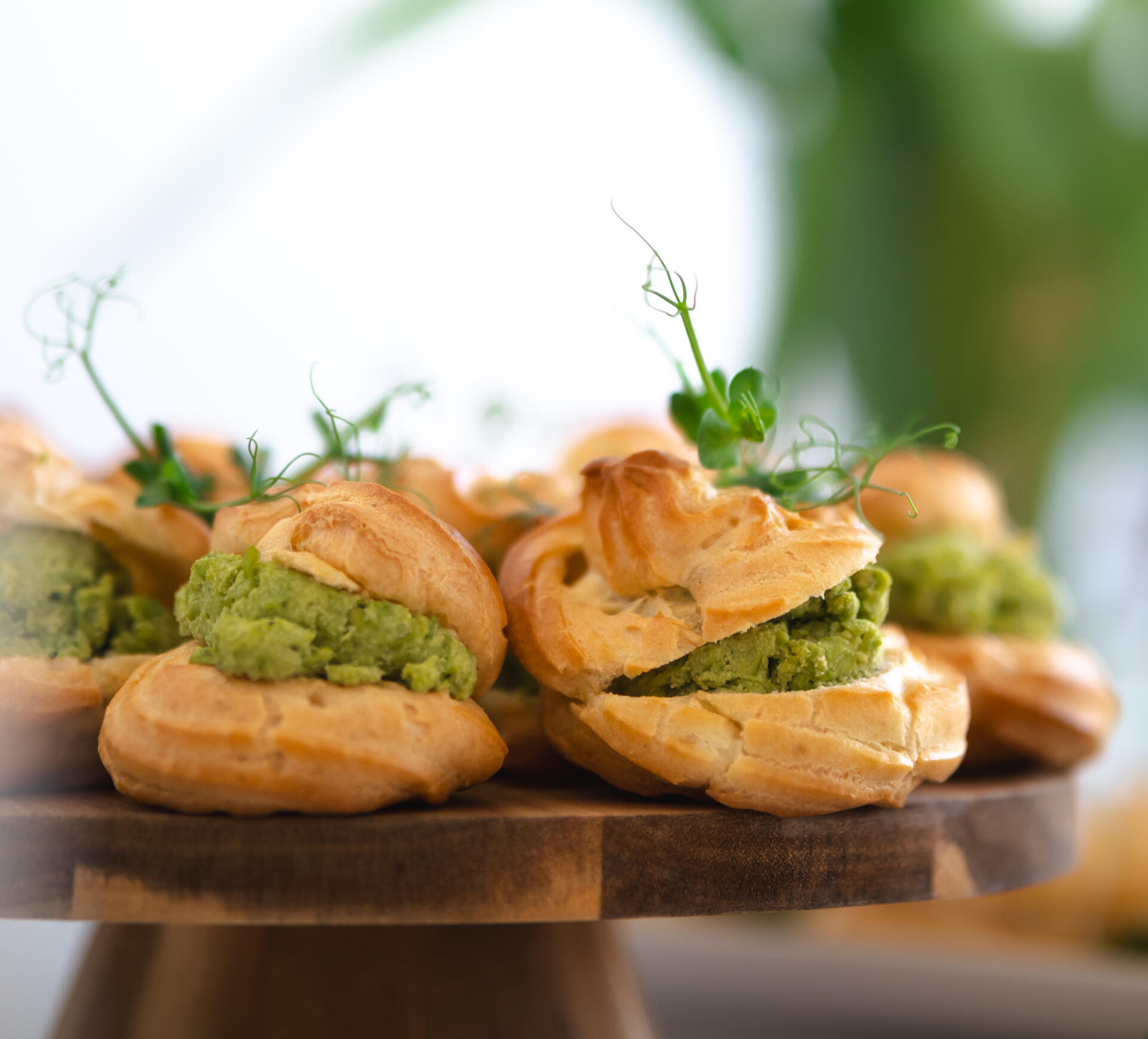 Wytrawne ptysie z pastą z zielonym groszkiem i mascarpone