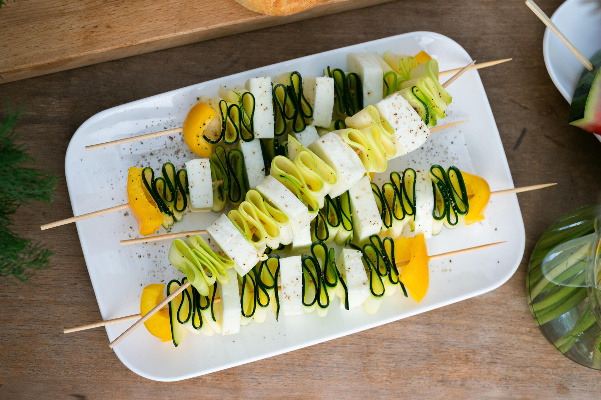 Szaszłyki wegetariańskie z serem halloumi, cukinią i papryką